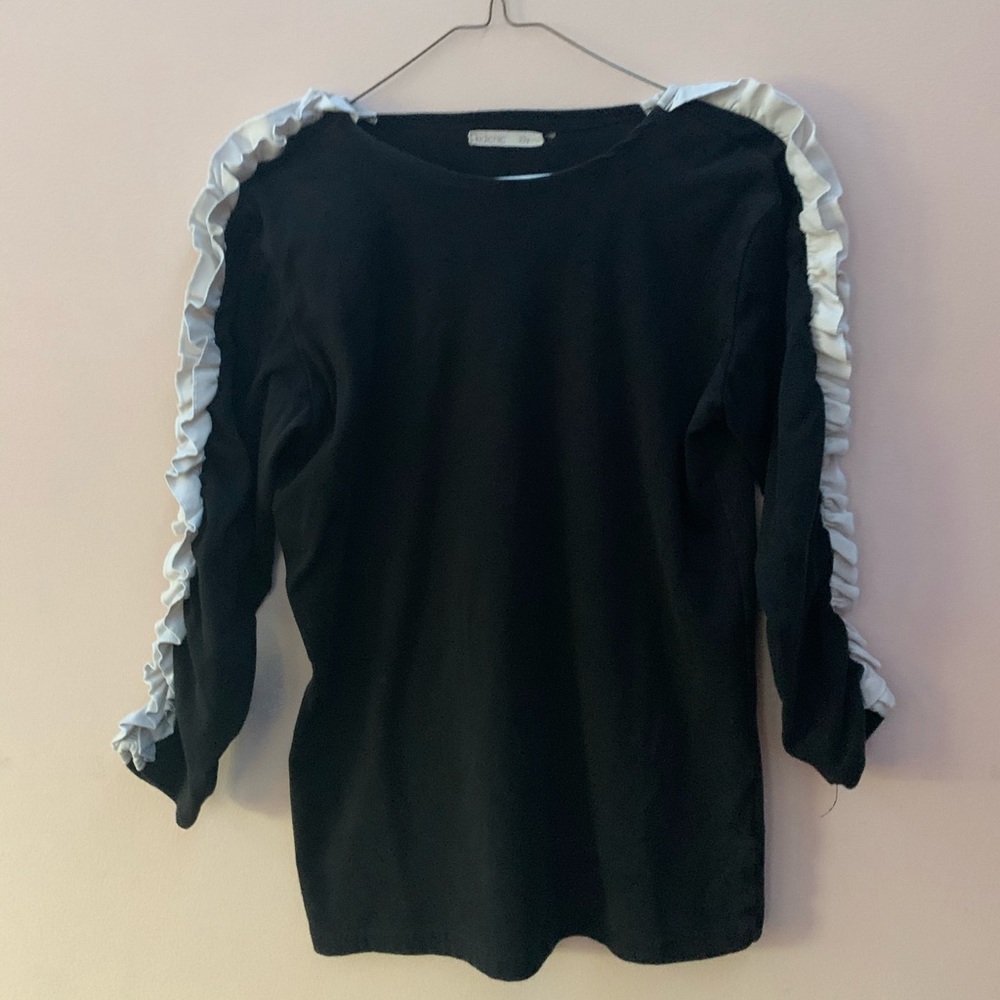 Ruffled-sleeve top size M- black and white
